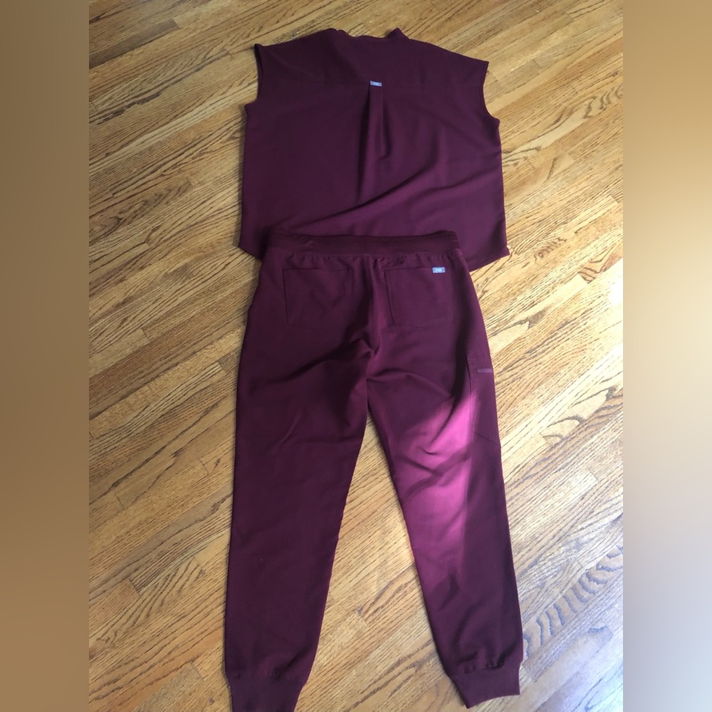 Figs Women's Maroon/Burgundy Scrub Set Sz L - Picture 7 of 7